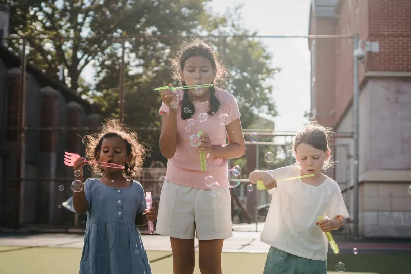 「仲良くしましょう」が通じない国——アメリカの子育て現場で日本人ママが学んだ、本当の「つながり」の作り方
